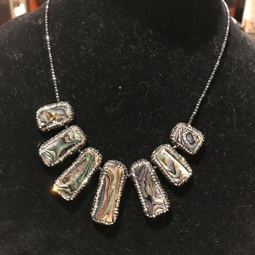 Abalone shell w/paved edge & black crystal beads
