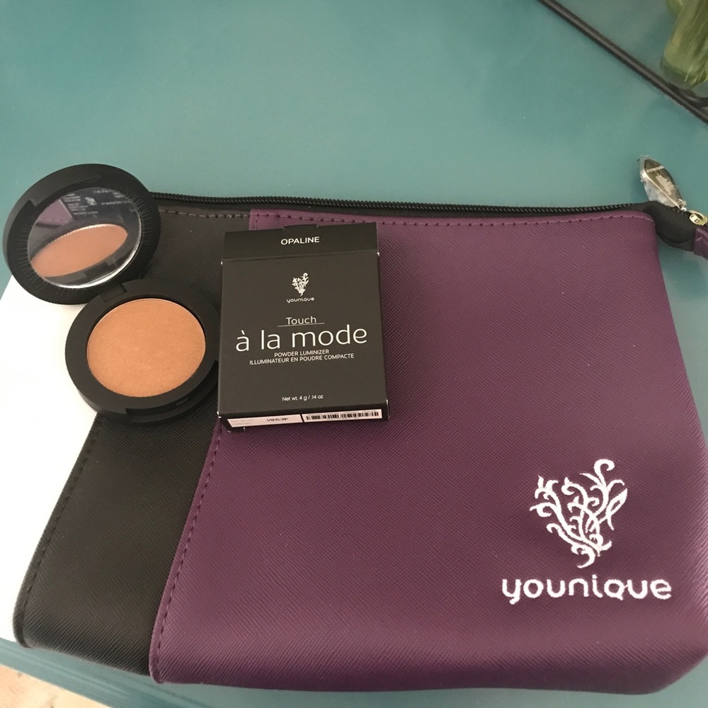 Younique highlighter and bag