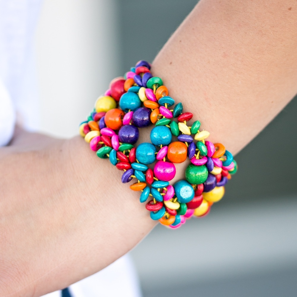 Stretchy bands bracelet in multi color.
