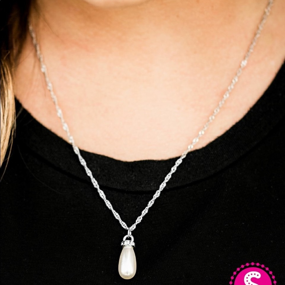 Teardrop pearl and silver necklace
