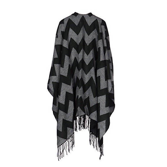 Fringe Flannel poncho NWT - Picture 3 of 4