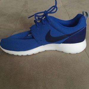 NEW LISTING! Nike Free Runs