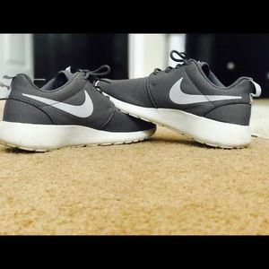 Nike Rosche Tennis Shoes