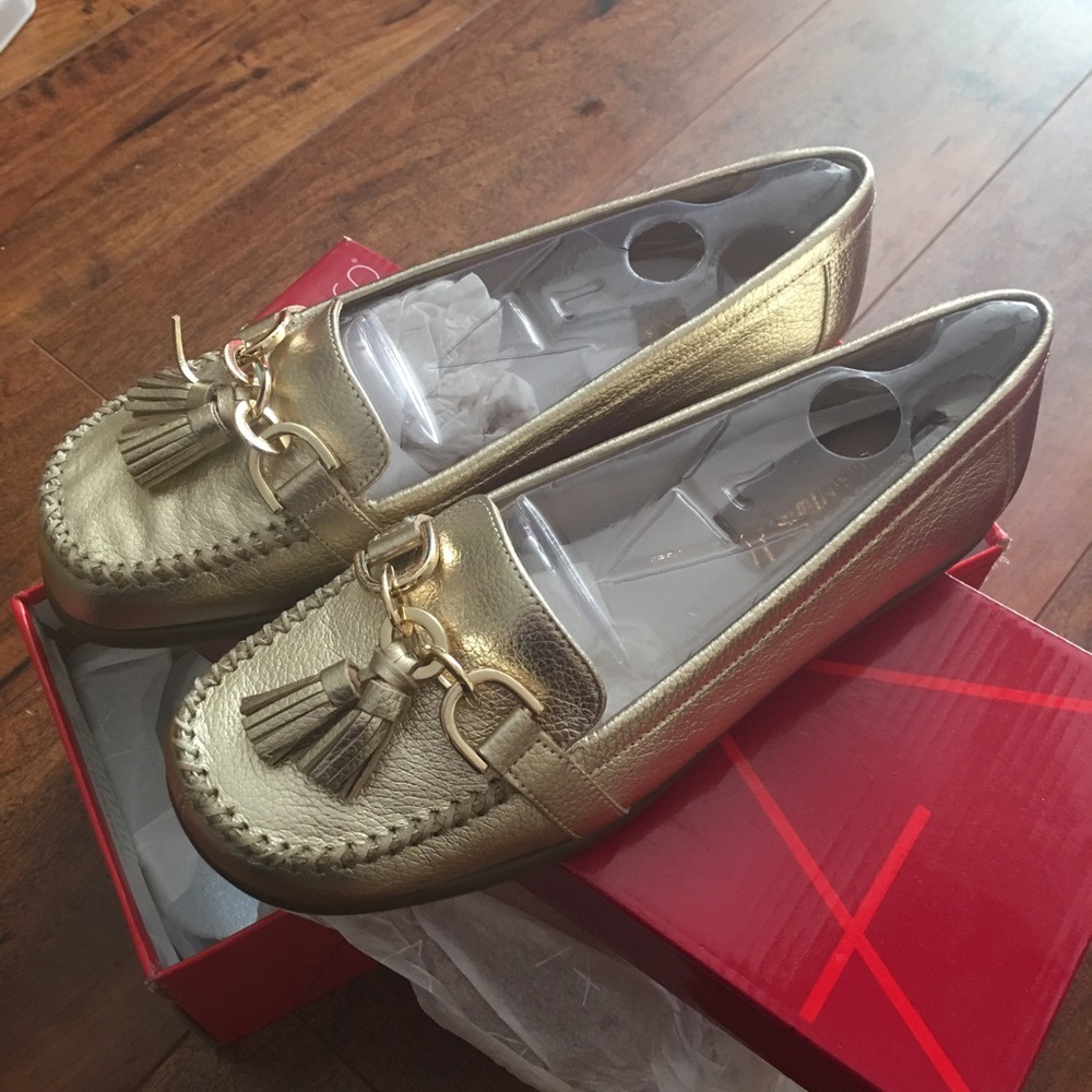 Brand new Aerosoles US Size 7 in Gold