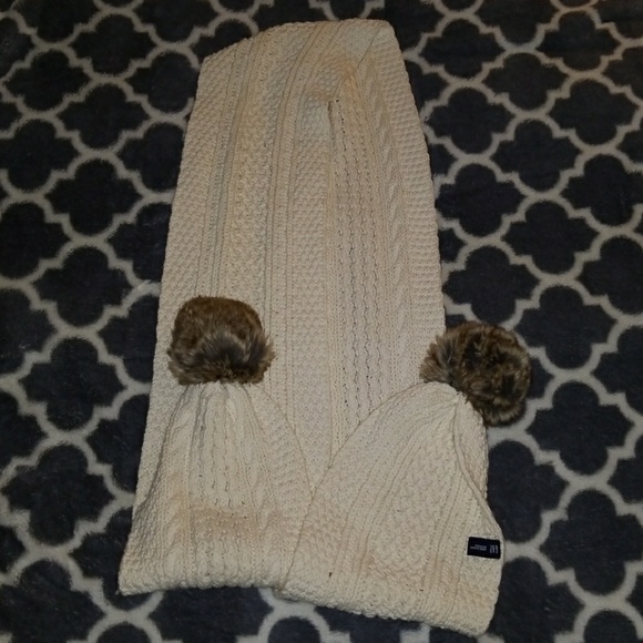 NWOT Gap Cream Pom Pom Scarf - Picture 1 of 6