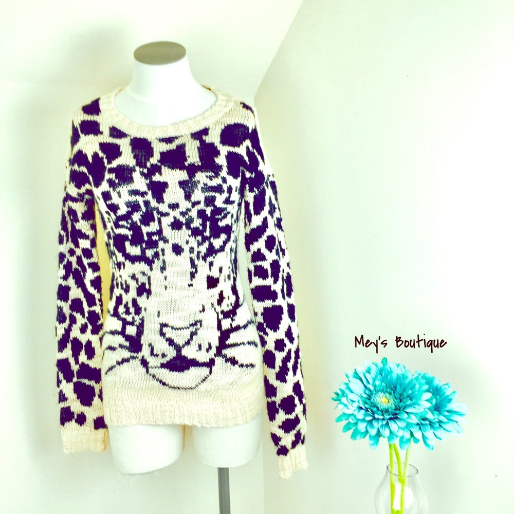 ⭐️Decree Cream & Black Cheetah Sweater⭐️