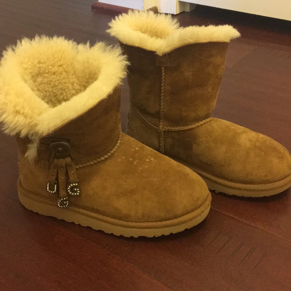 Girls Ugg short boots in chestnut