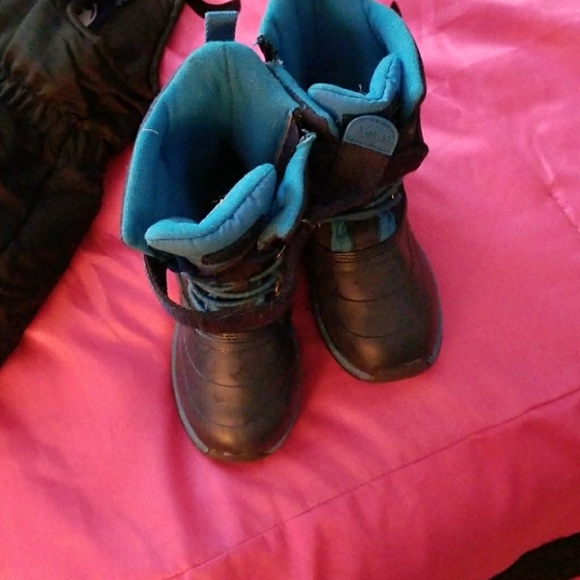 ......Kids snowsuit and boots ..... - Picture 3 of 5