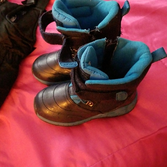 ......Kids snowsuit and boots ..... - Picture 4 of 5