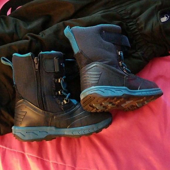 ......Kids snowsuit and boots ..... - Picture 5 of 5