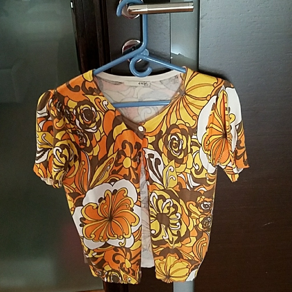 Beautiful, light knitted top. Fits size 4 to 6