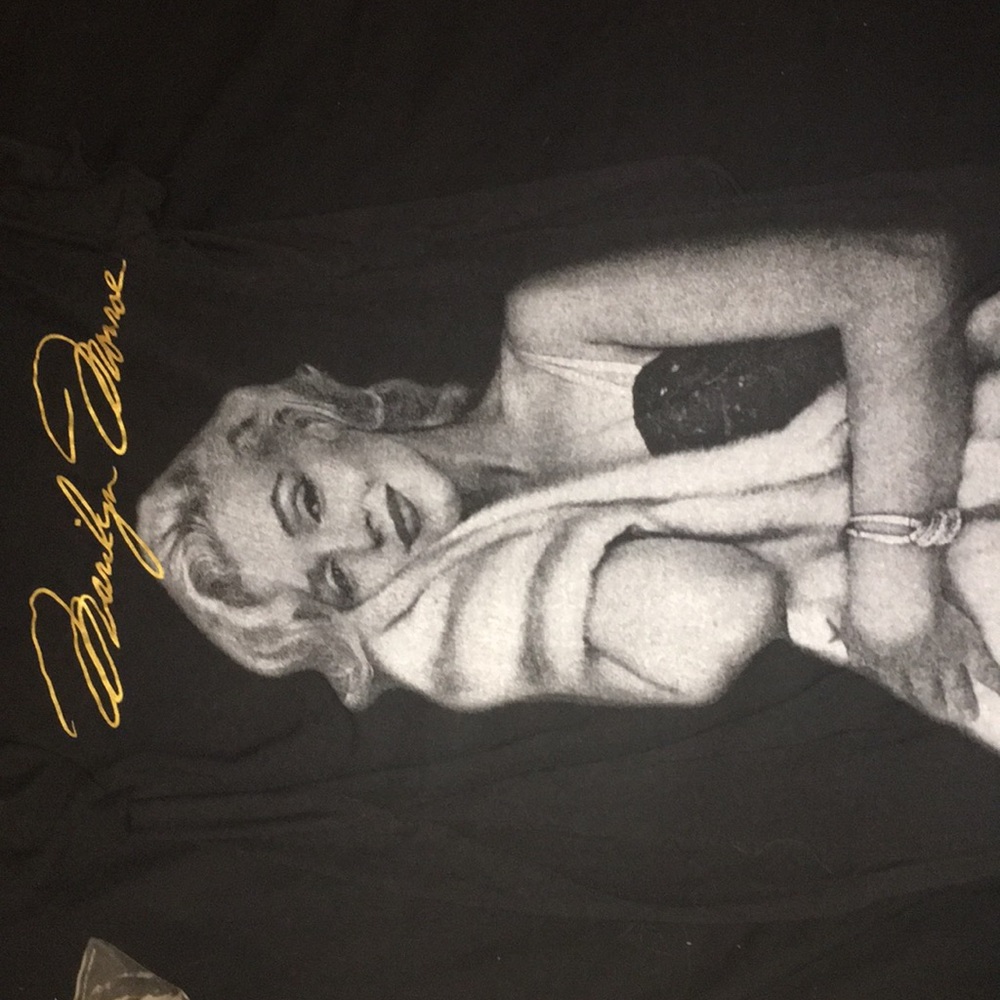 Marilyn Monroe slit shirt!