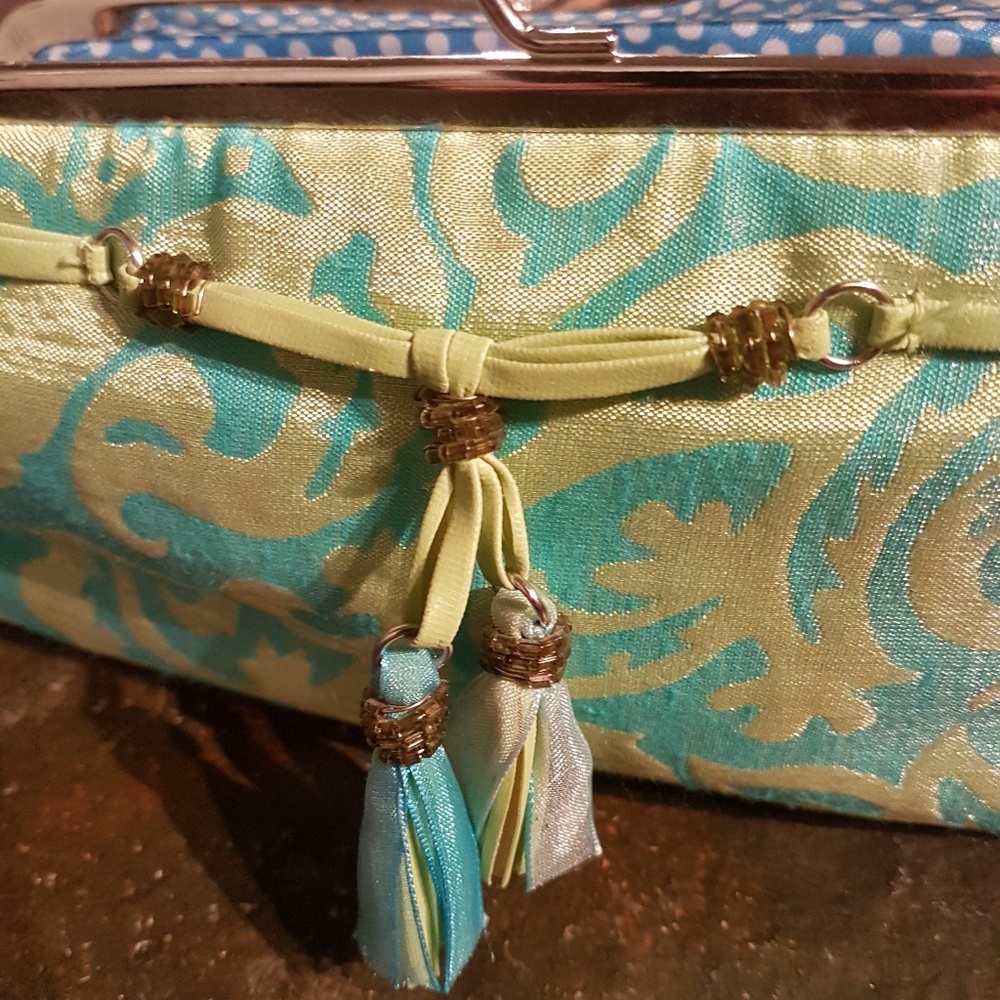 *sold* Super cute clasp clutch
