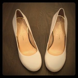 Jessica Simpson pumps