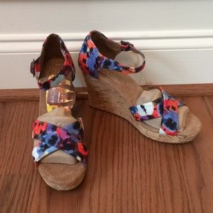NWOT strapping floral TOMS wedges