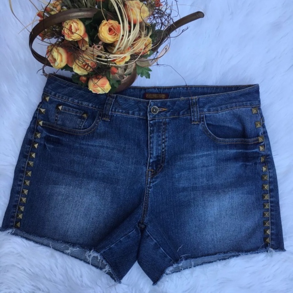 ZD plus size 16 women's studded Jean shorts