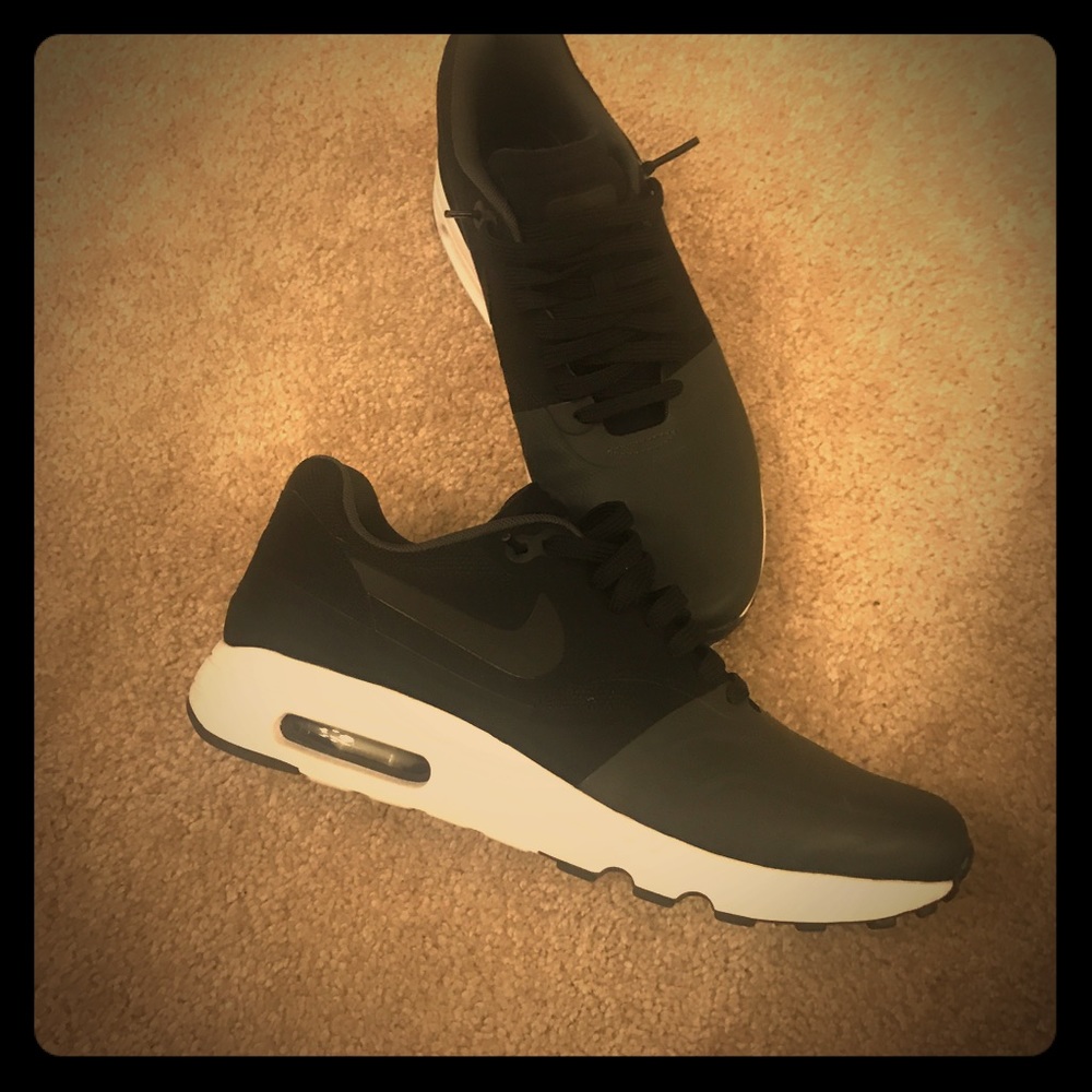 Black and gray Nike shoes 🖤