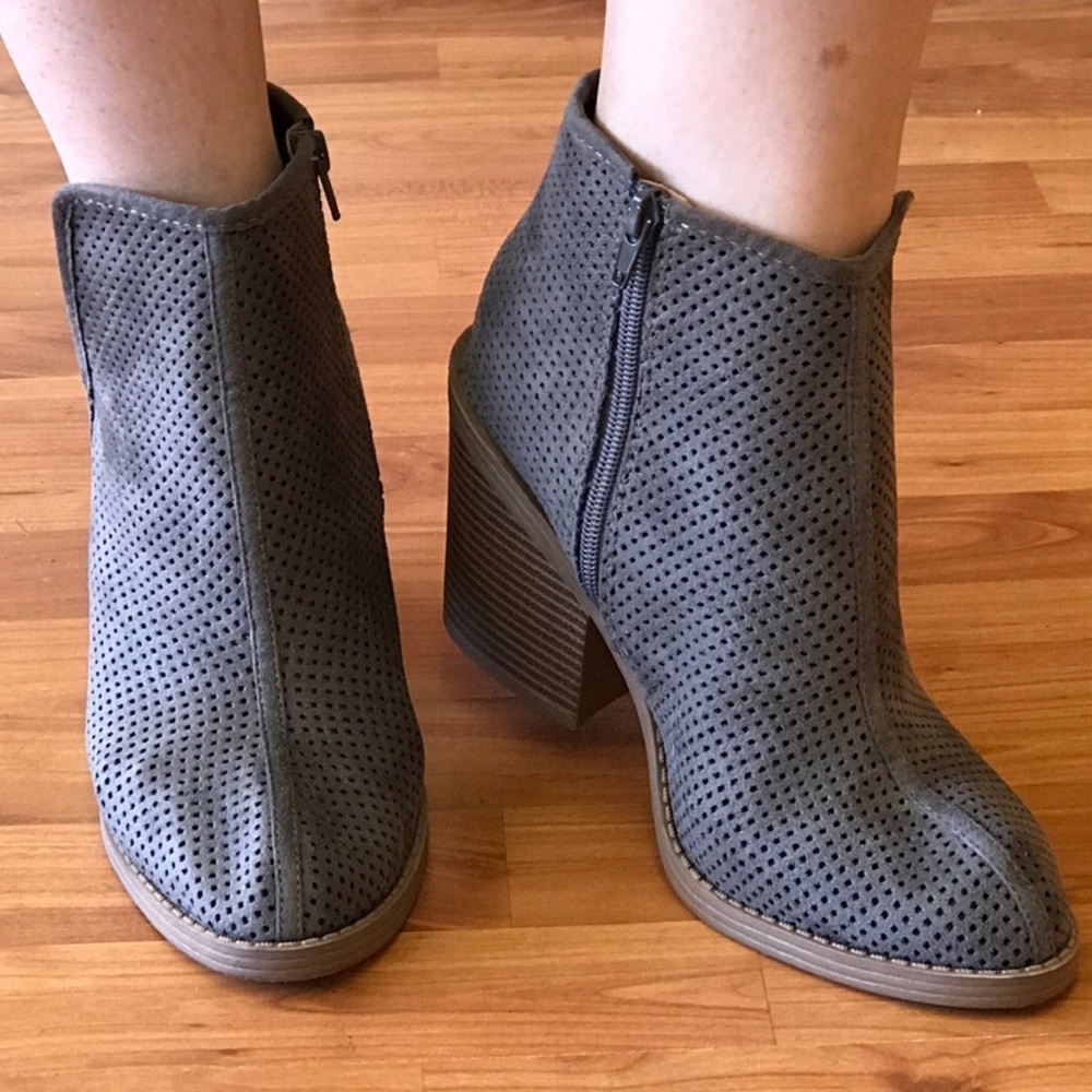 SALE 1 SIZE 8.5 LEFT Adorable Gray Booties - Picture 2 of 3