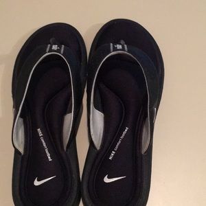 Nike comfort fit flip flops