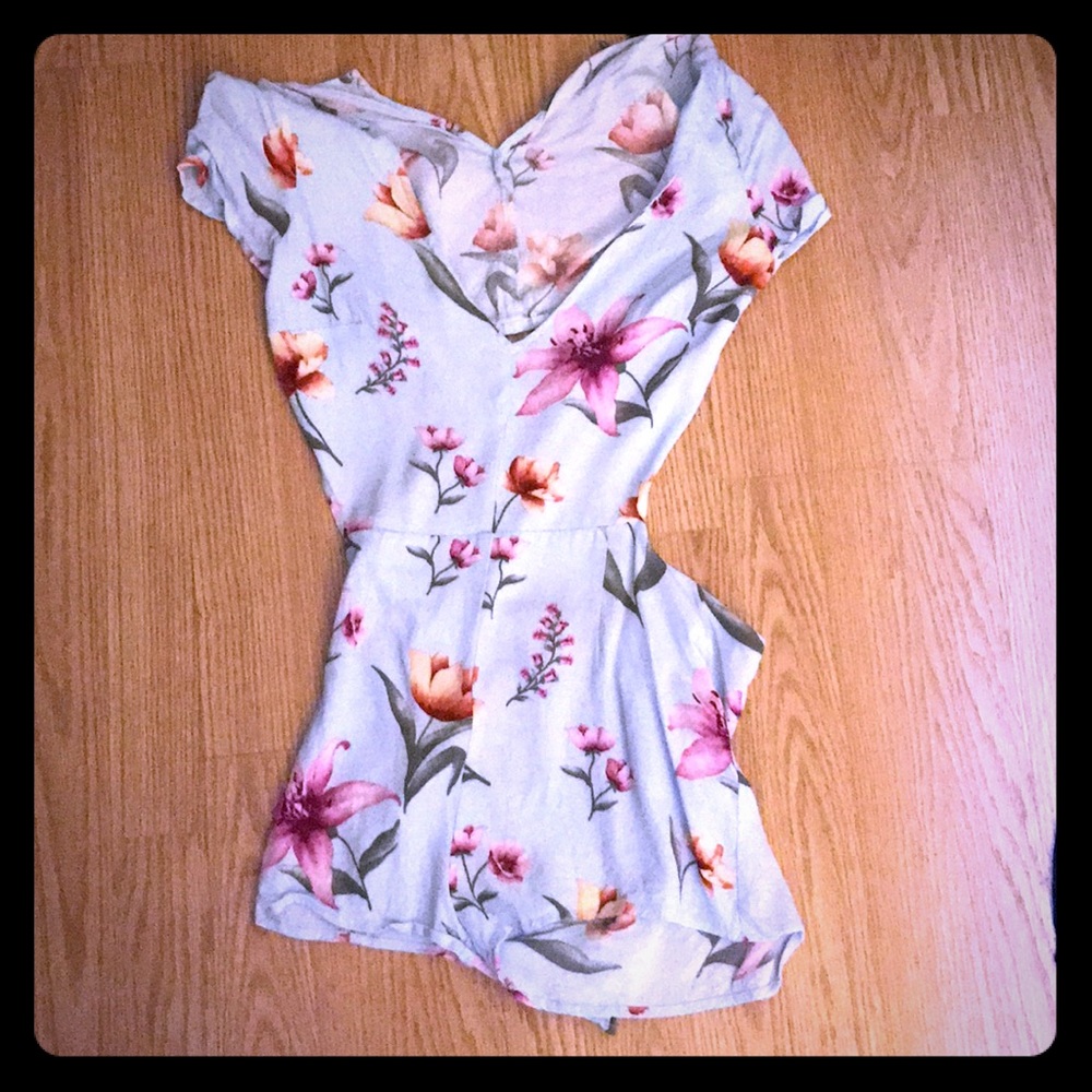 Flowered romper open back