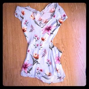 Flowered romper open back