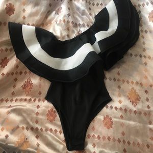 Avant-garde one-shoulder one piece swimsuit