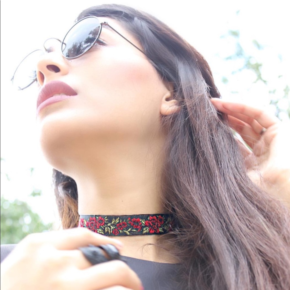 Embroidered classic choker necklace