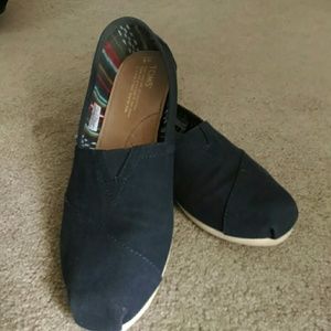 TOMS classic navy size 8