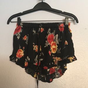 Flowy, black flower pattern shorts with drawstring