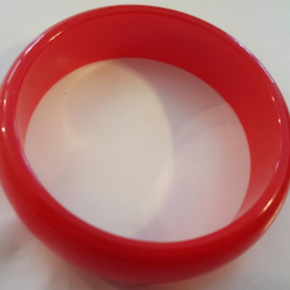 Groovy, cherry-red vintage bangle - Picture 1 of 2