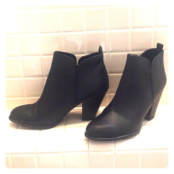 Qupid Shoes - Adorable easy to wear black Booties