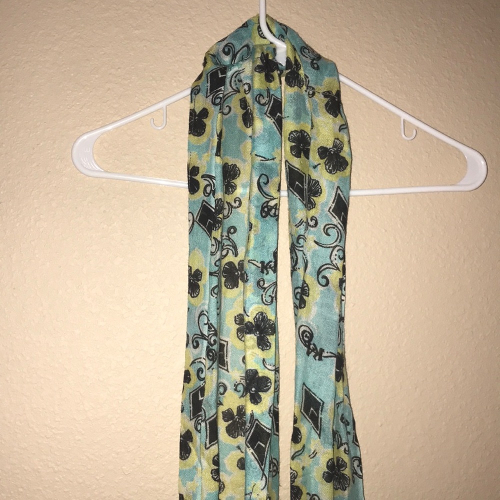 KAO Lilly scarf.