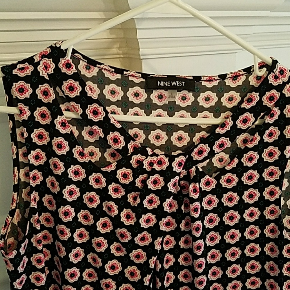 Nine West sleeveless shirt with cutouts