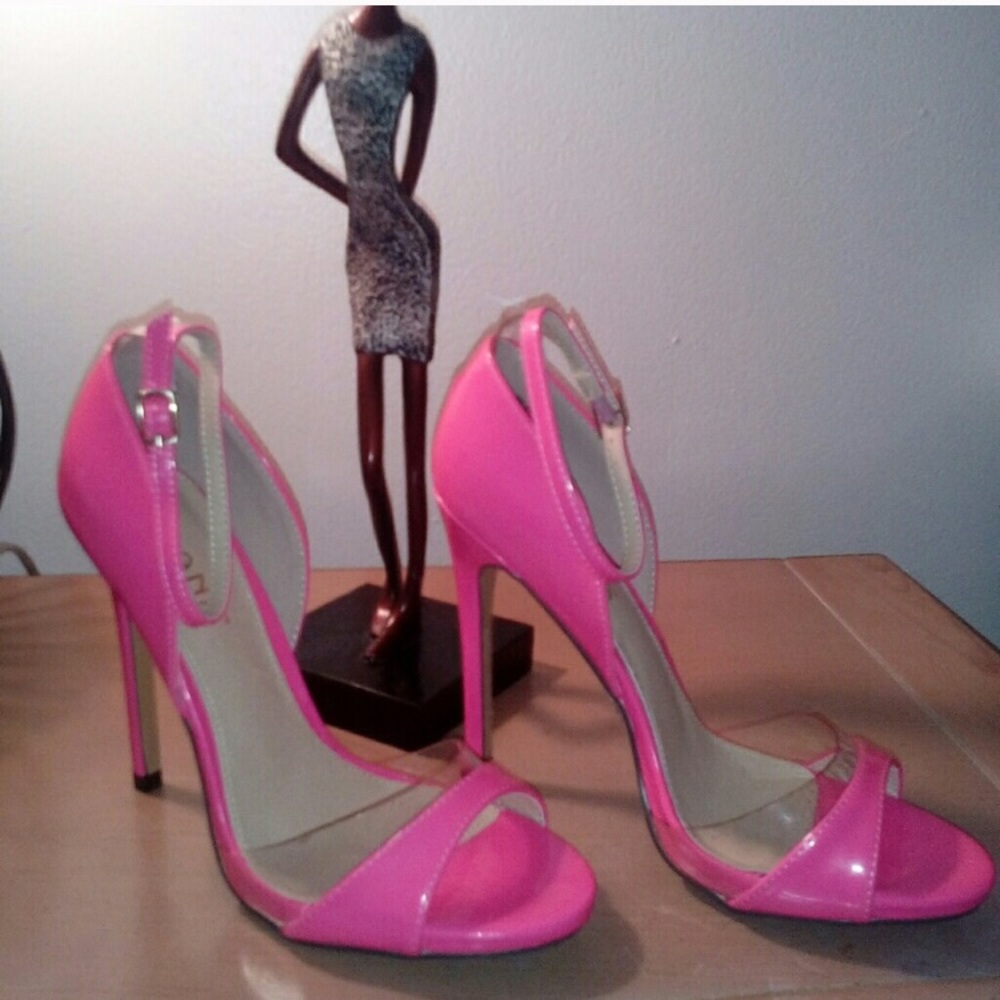 Super cute pink pumps!