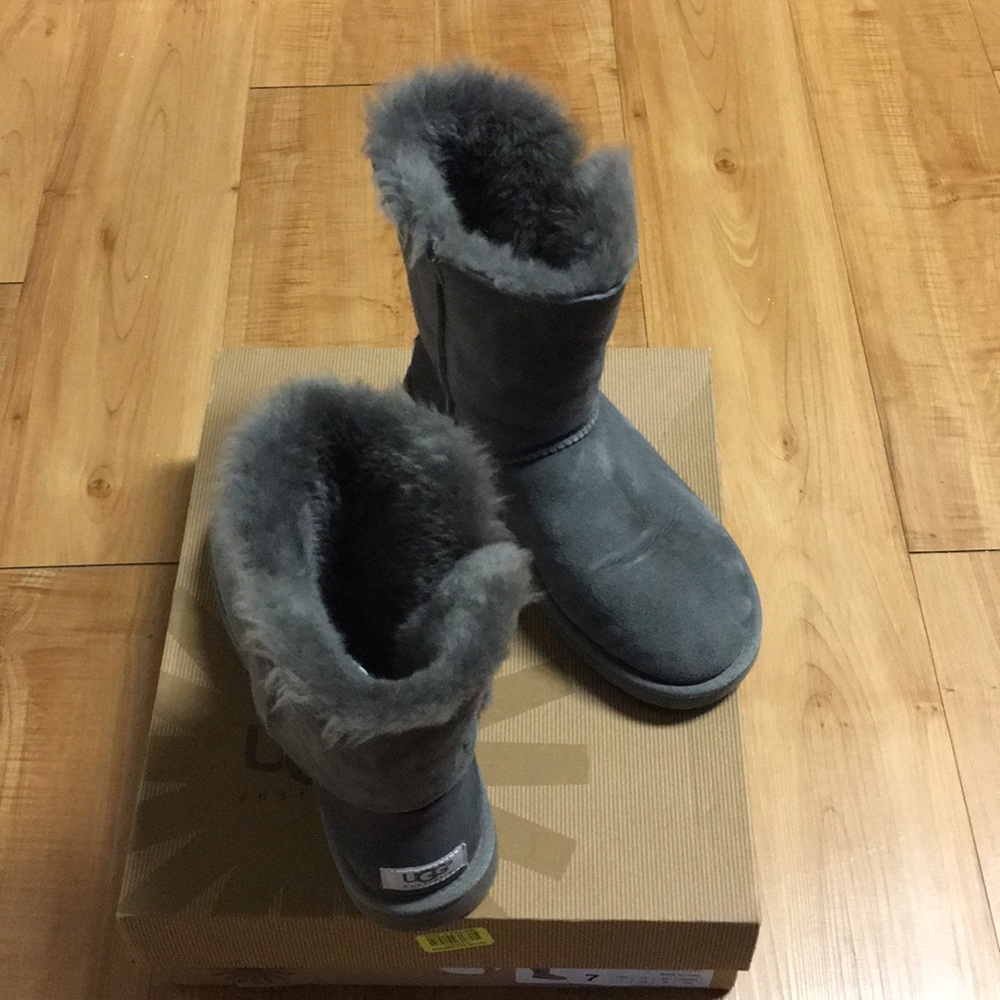 Uggs. Slight creasing. No wear/tear or smells.