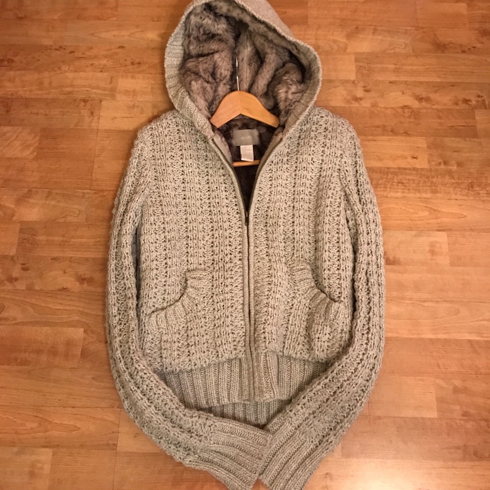 Cable Knit light grey sweater w/faux fur