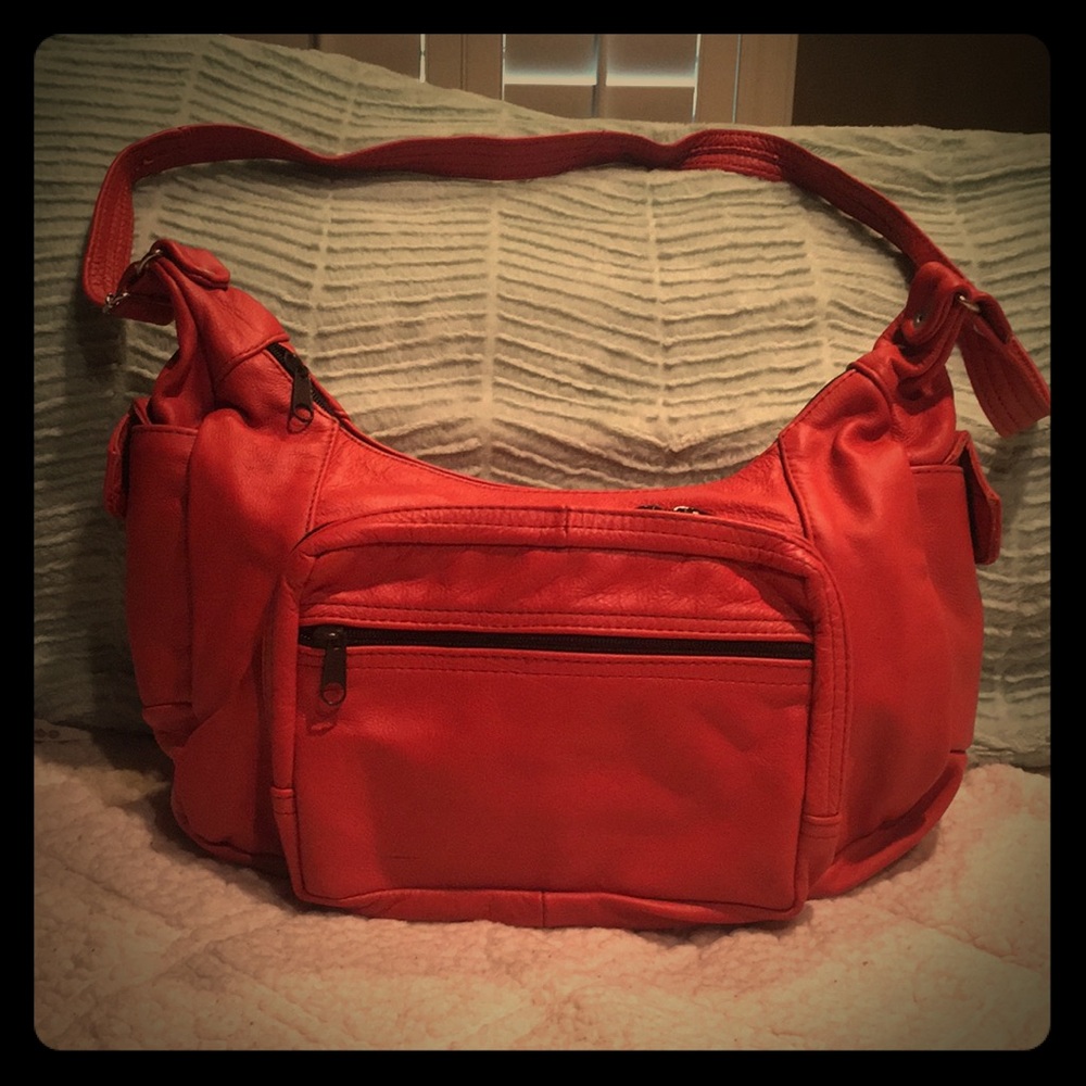 Brand new purse with lots of pockets.