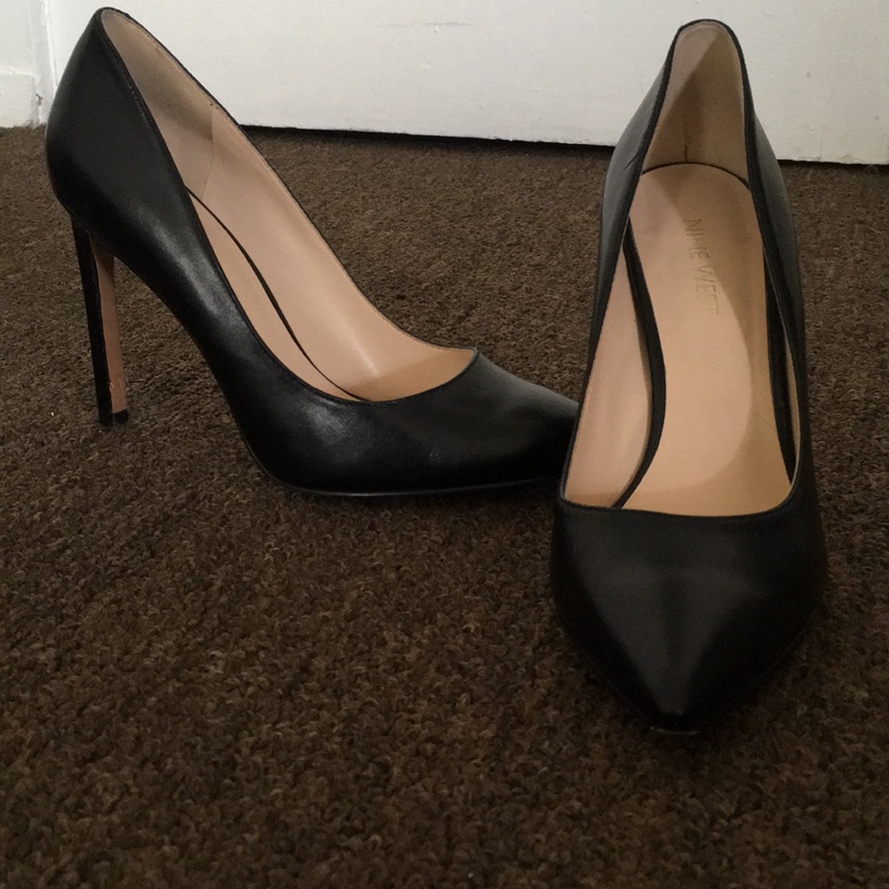 Black patent leather Nine West pumps