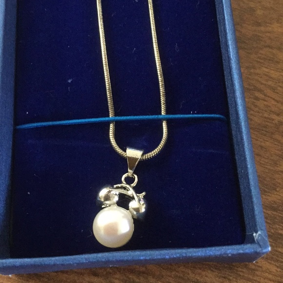 Bret Roberts 3 piece Necklace and Earrings - Picture 2 of 4