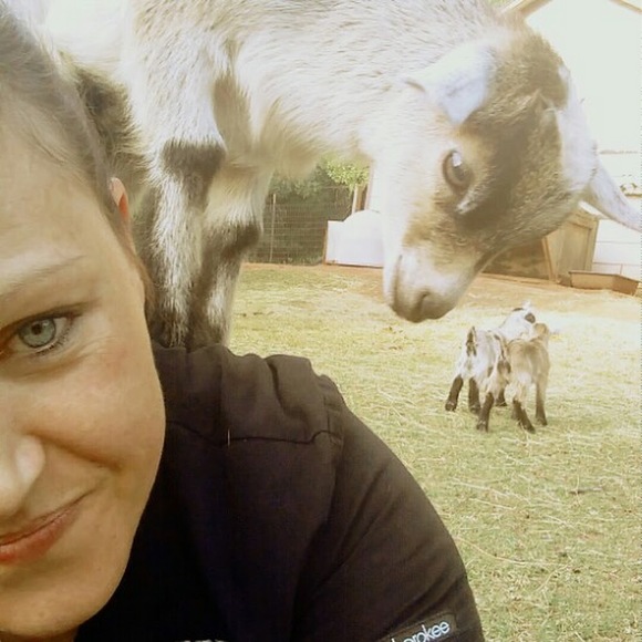 Meet your Posher, Aliza - Picture 1 of 1