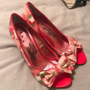 The cutest vintage bow tie shoes