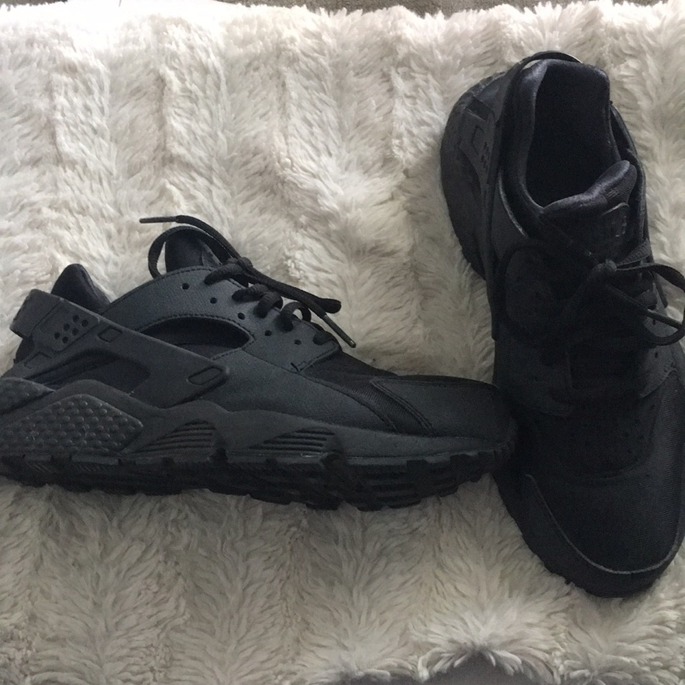 Black Nike huarache