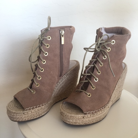 Kenneth Cole New York Lace Up Wedge - Picture 2 of 4