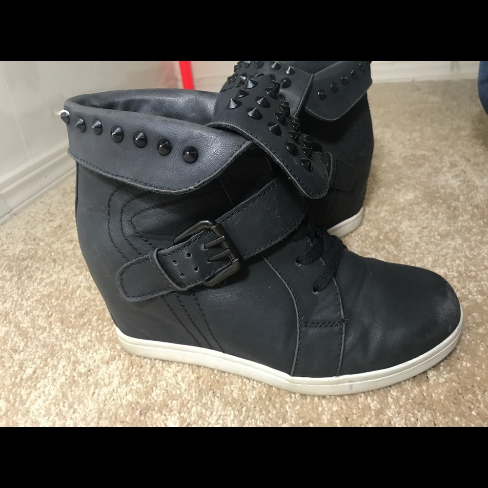 Black wedge tennis shoes with studs