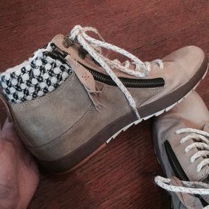 🍁🍂 Cushe Wedge Heel Bootie