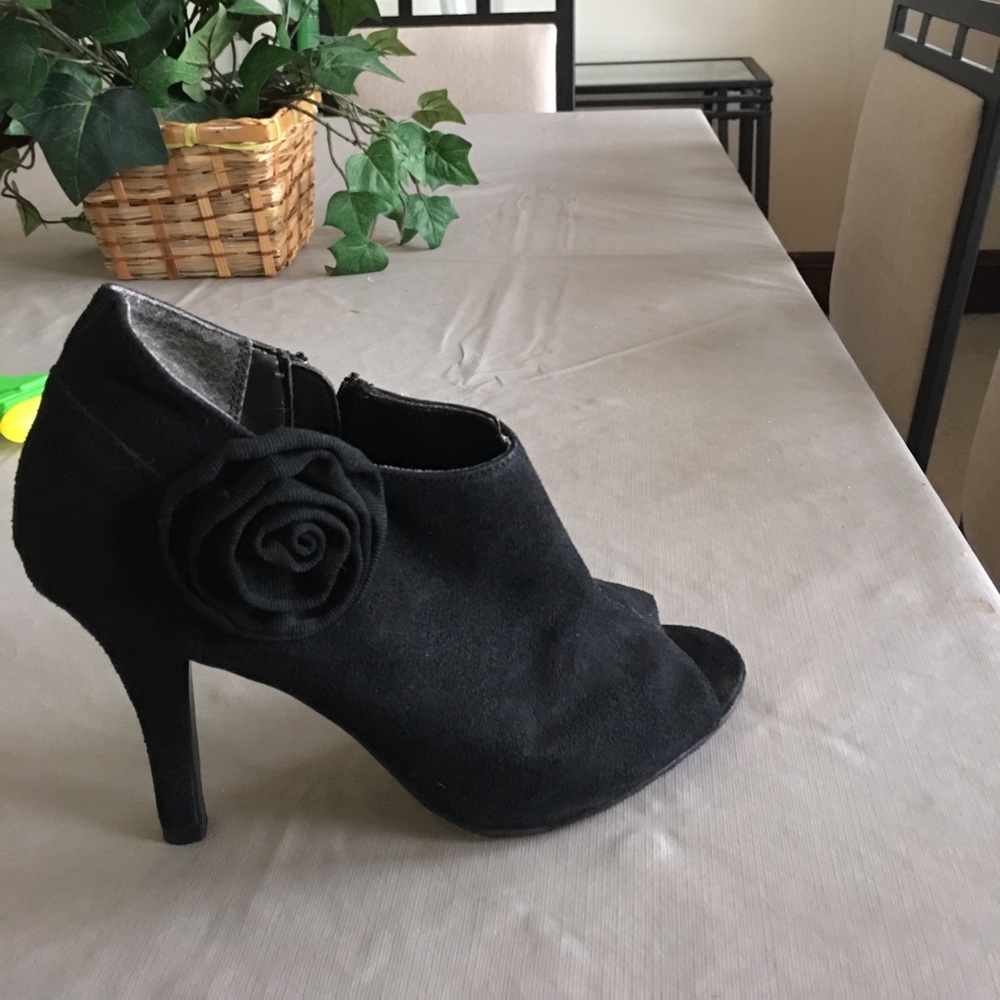 Pretty Suede open toed with a rosette on the side