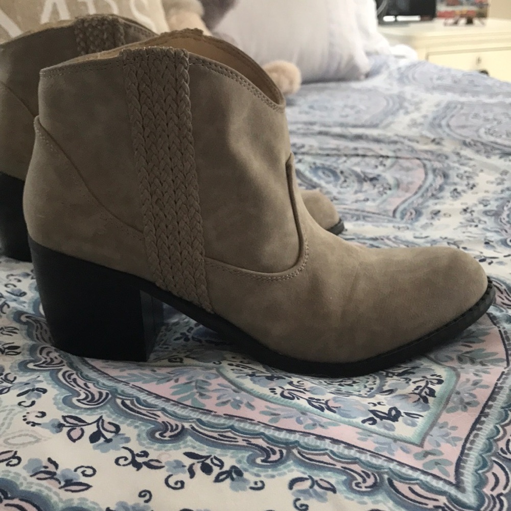 EUC ankle boot