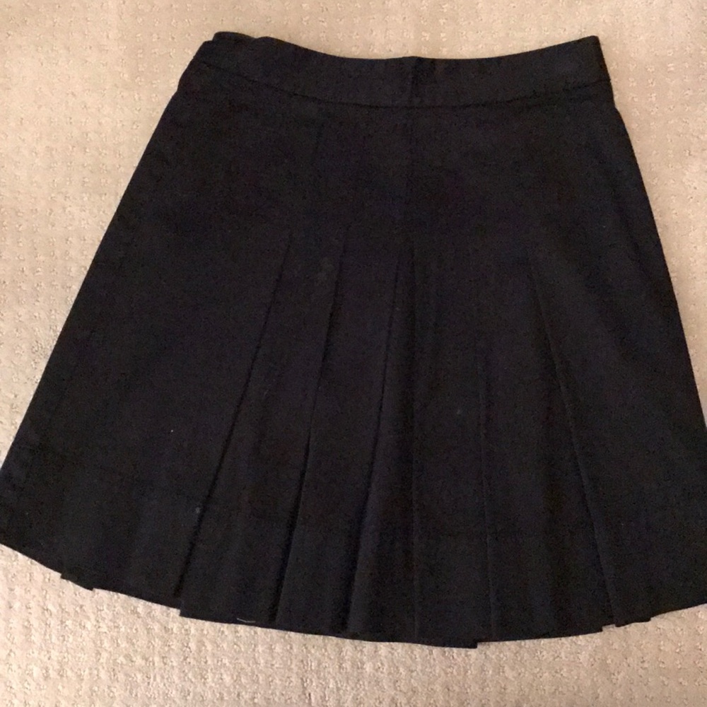 Black pleated 0 petite skirt