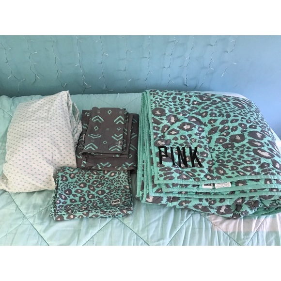PINK Victoria's Secret Other - Victoria's Secret full/queen bed set