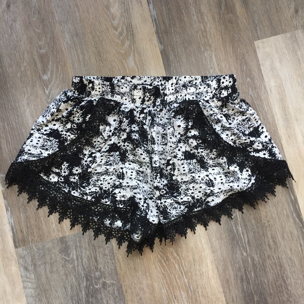 Black White Daisy Print Crochet Trim Shorts
